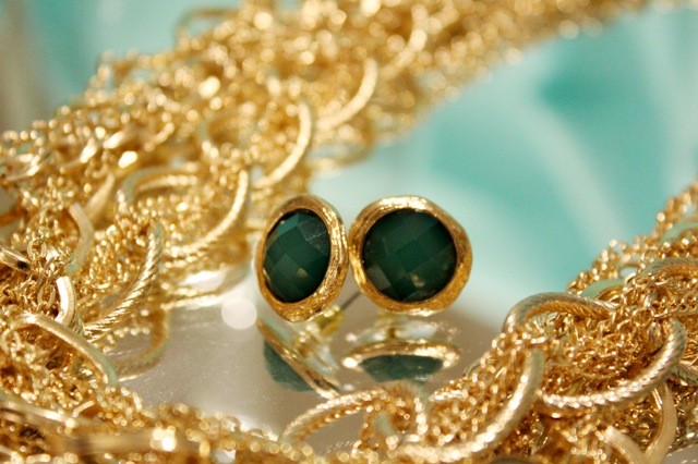 emerald_earring_and_gold_neck